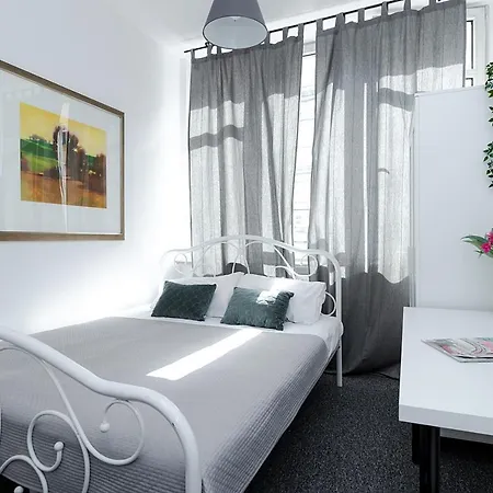 Unit In Solec50 By Metro Station Centrum Kopernika Elektrownia Powisle Stadion Narodowy Хостел *